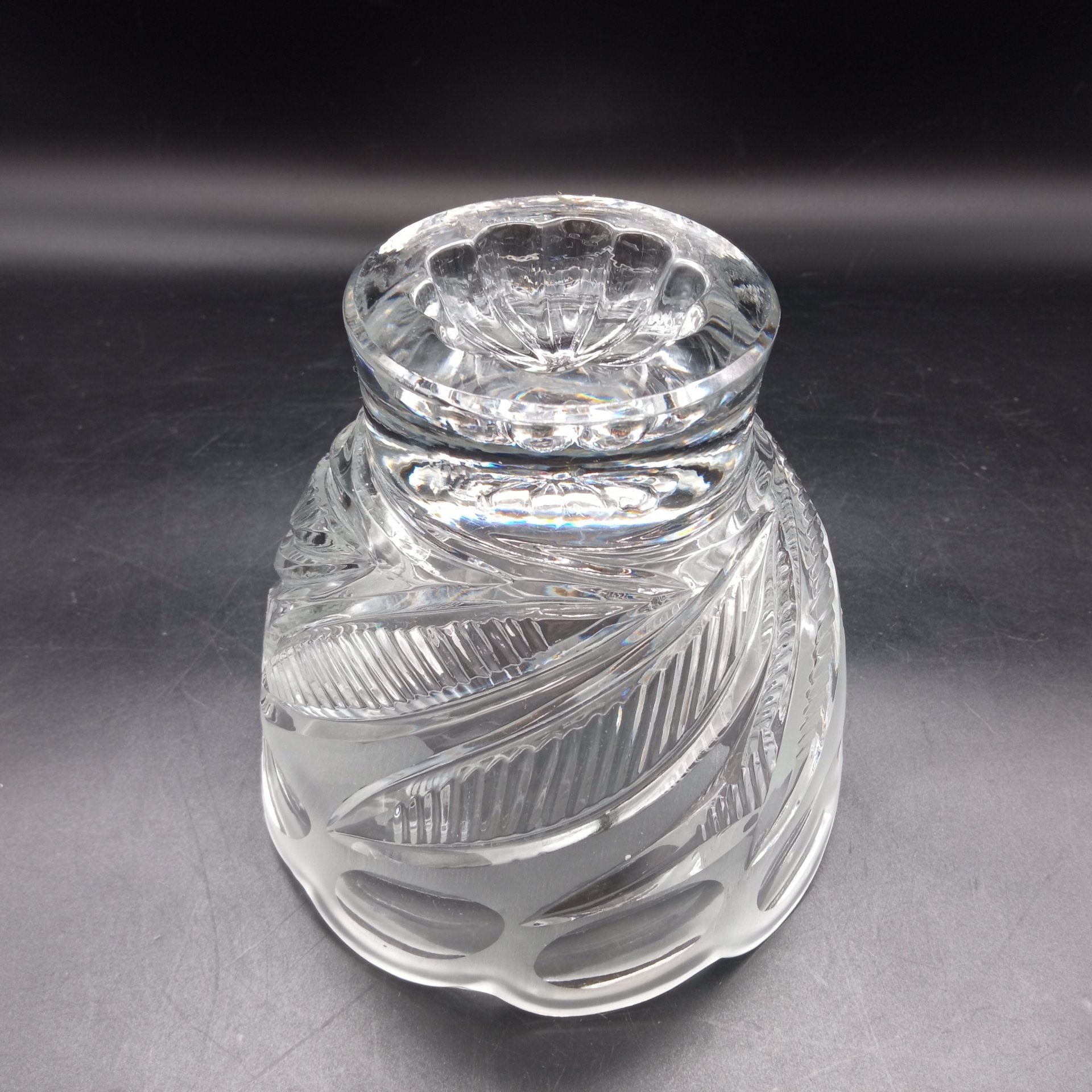 Салатник с резным декором