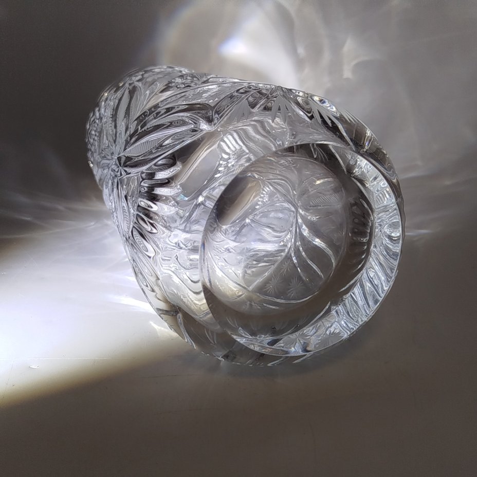 Ваза для цветов с резным декором