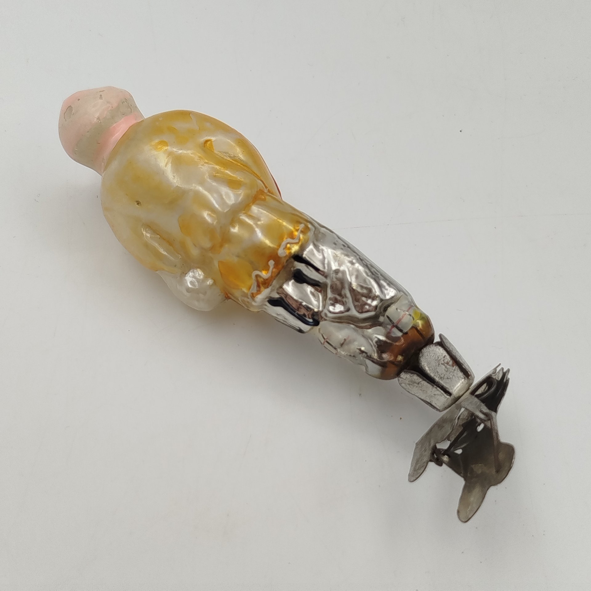 Игрушка ёлочная на прищепке "Старик с неводом" по мотивам произведения А.С. Пушкина "Сказка о рыбаке и рыбке", стекло, роспись, металл, Завод стеклянных ёлочных украшений и оптических изделий, г. Москва, СССР, 1950-1960 гг.