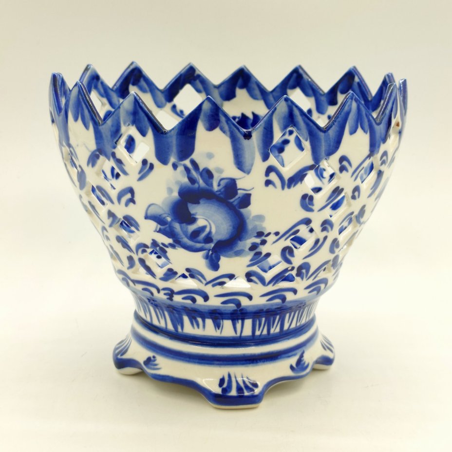 Сухарница с прорезным бортом и цветочным декором, авт. Рогов, фарфор, роспись, Объединение «Гжель», СССР, 1986-1991 гг.