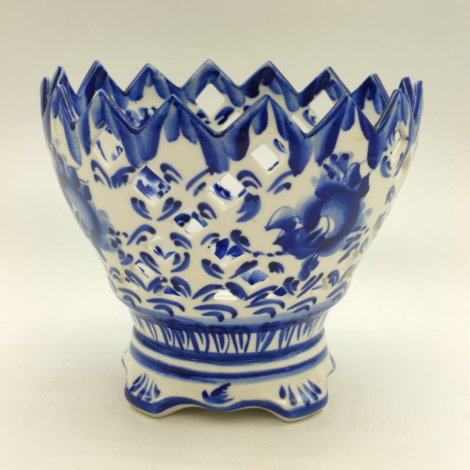 Сухарница с прорезным бортом и цветочным декором, авт. Рогов, фарфор, роспись, Объединение «Гжель», СССР, 1986-1991 гг.