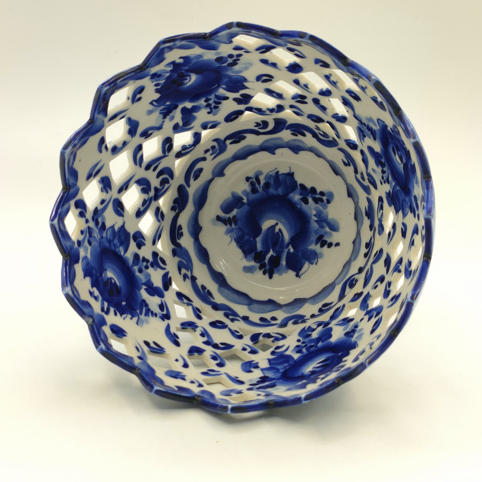 Сухарница с прорезным бортом и цветочным декором, авт. Рогов, фарфор, роспись, Объединение «Гжель», СССР, 1986-1991 гг.