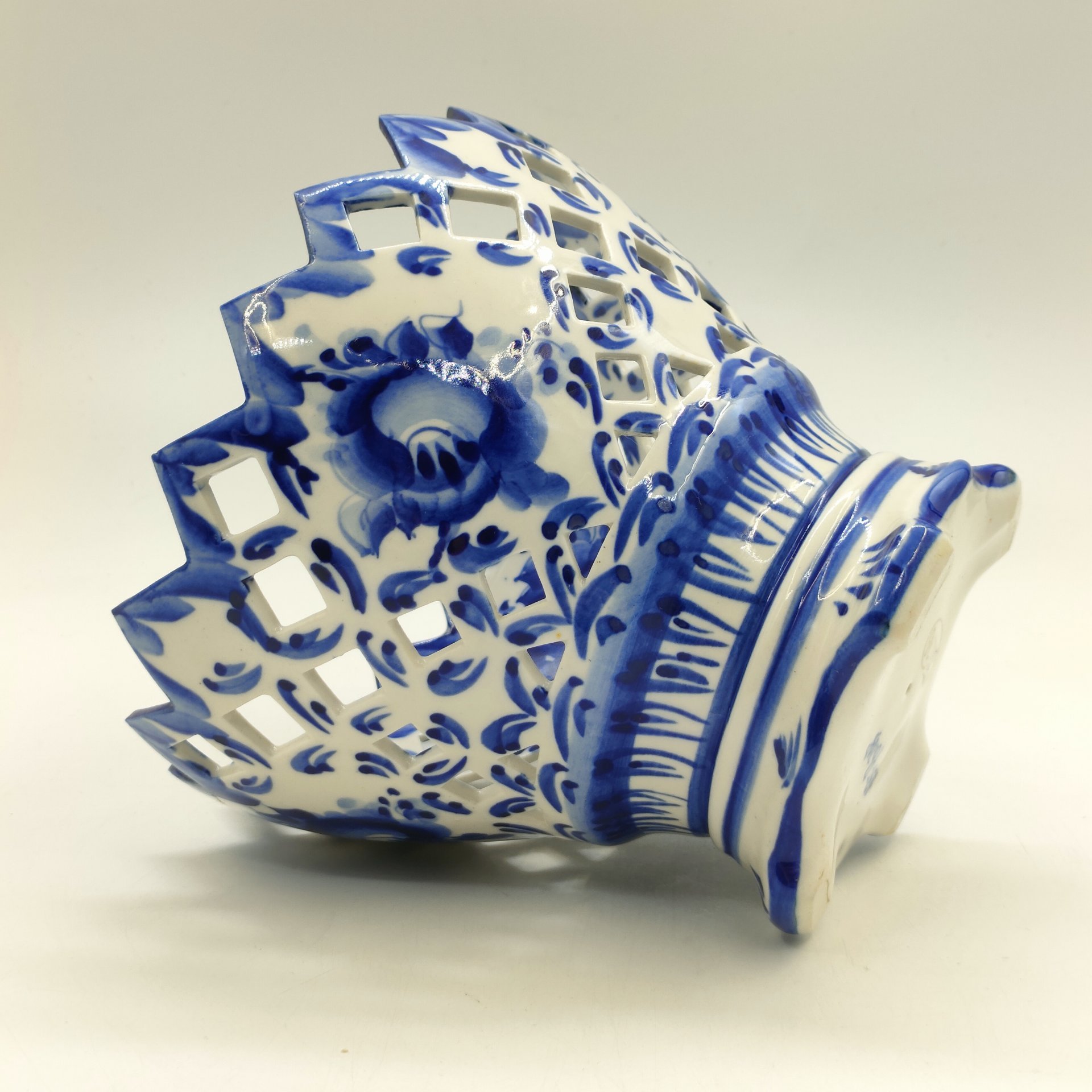 Сухарница с прорезным бортом и цветочным декором, авт. Рогов, фарфор, роспись, Объединение «Гжель», СССР, 1986-1991 гг.