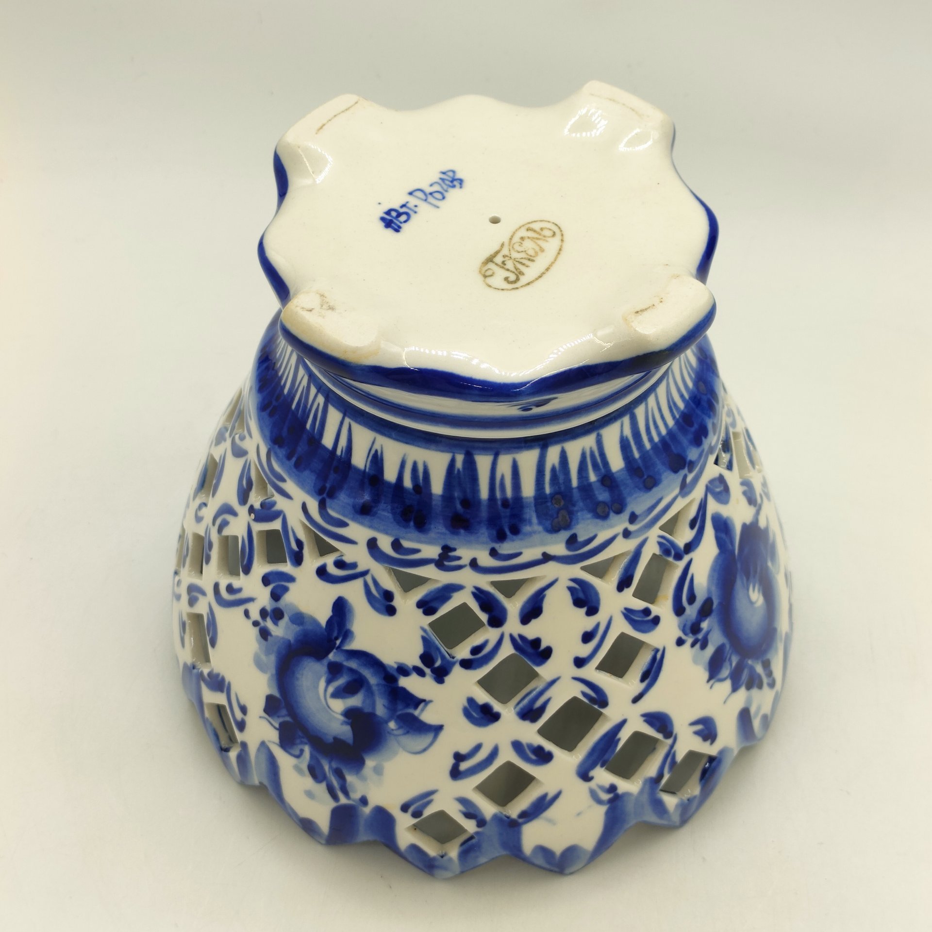 Сухарница с прорезным бортом и цветочным декором, авт. Рогов, фарфор, роспись, Объединение «Гжель», СССР, 1986-1991 гг.