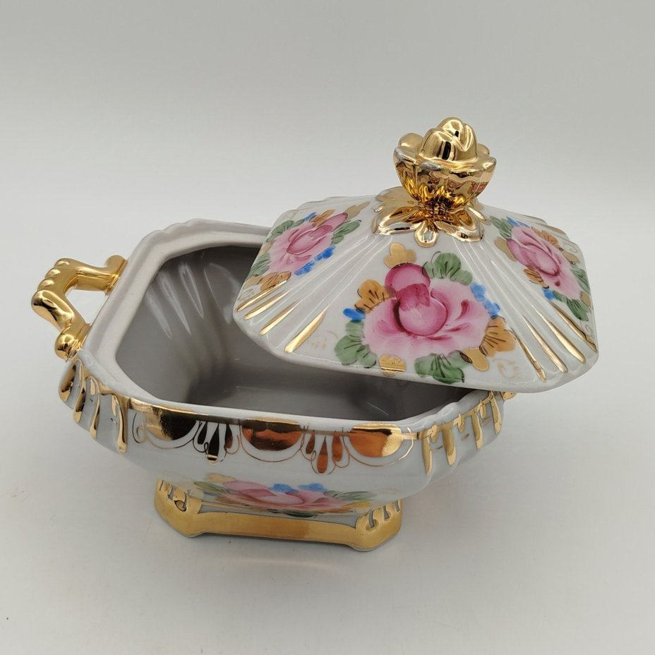 Сахарница (шкатулка), декорированная цветочным декором, фарфор, роспись, золочение, Объединение «Гжель», СССР, 1970-1990 гг., Объединение «Гжель»