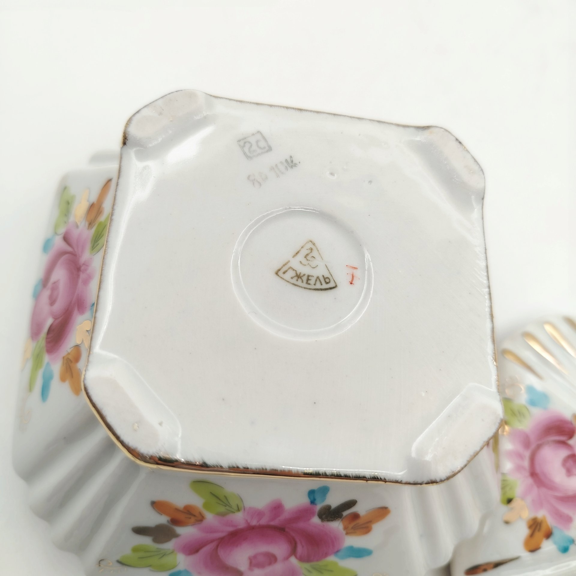 Сахарница (шкатулка), декорированная цветочным декором, фарфор, роспись, золочение, Объединение «Гжель», СССР, 1970-1990 гг., Объединение «Гжель»