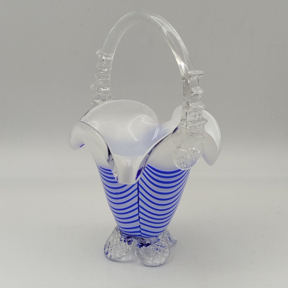 Ваза в форме корзиночки с декором в виде кобальтовой нити