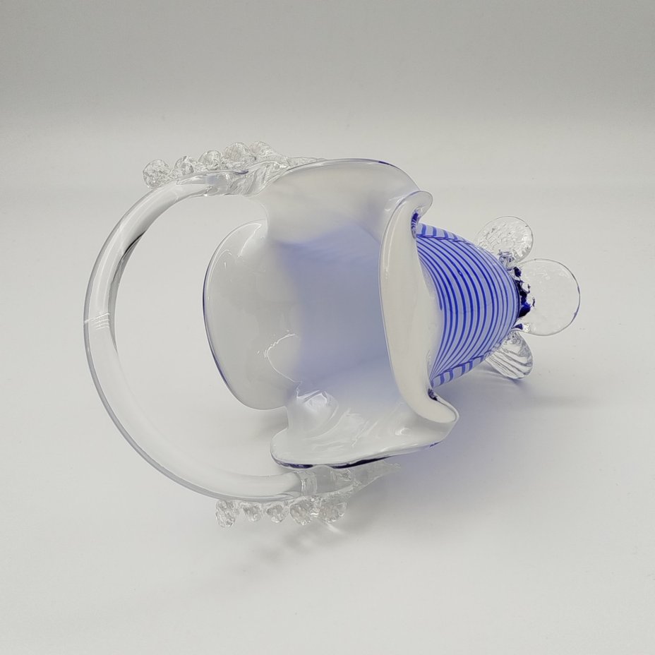 Ваза в форме корзиночки с декором в виде кобальтовой нити