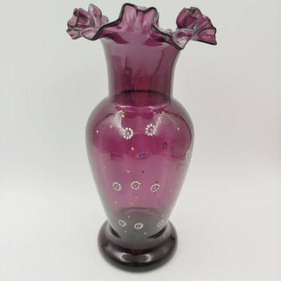 Ваза аметистового оттенка с фестончатым краем, стекло, роспись эмалями, Европа, 1900-1930 гг.