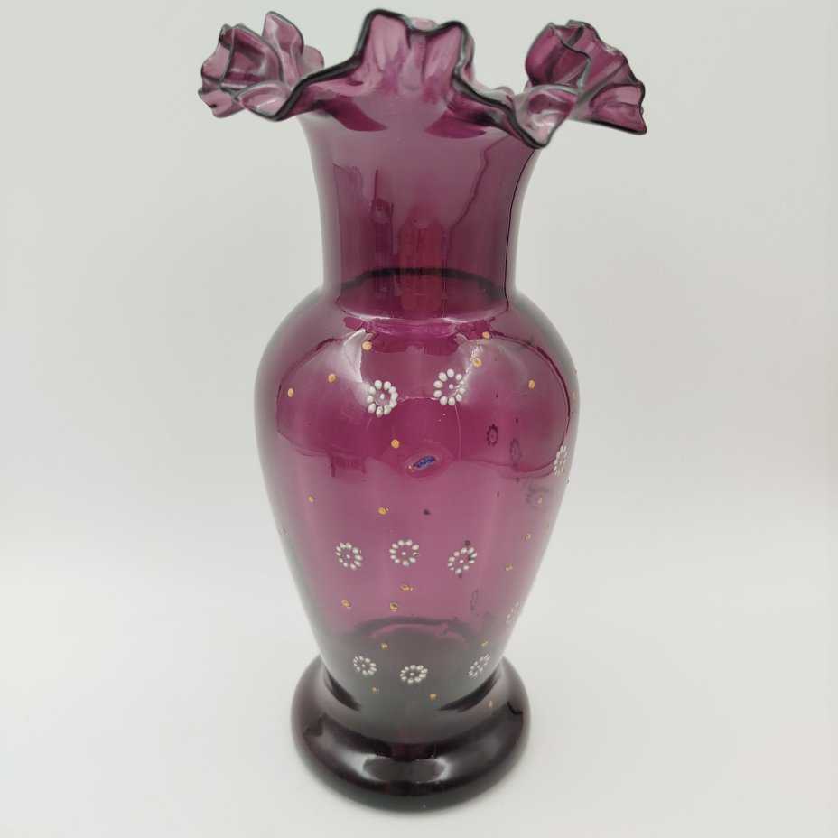 Ваза аметистового оттенка с фестончатым краем, стекло, роспись эмалями, Европа, 1900-1930 гг.