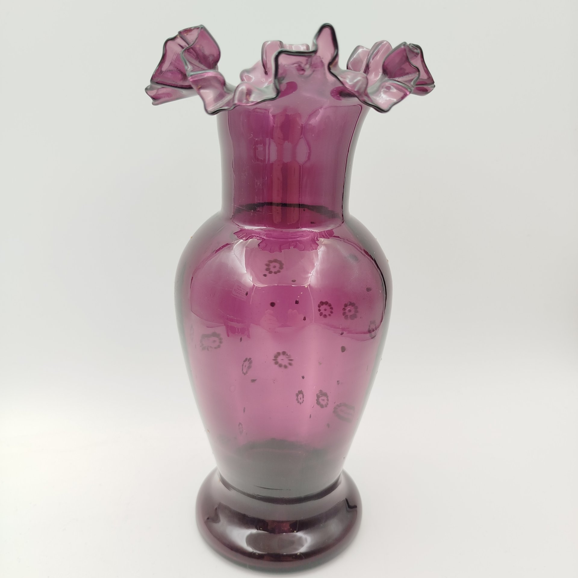 Ваза аметистового оттенка с фестончатым краем, стекло, роспись эмалями, Европа, 1900-1930 гг.