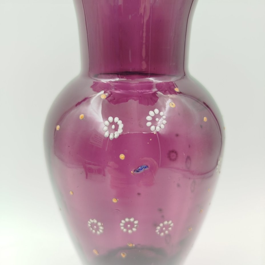 Ваза аметистового оттенка с фестончатым краем