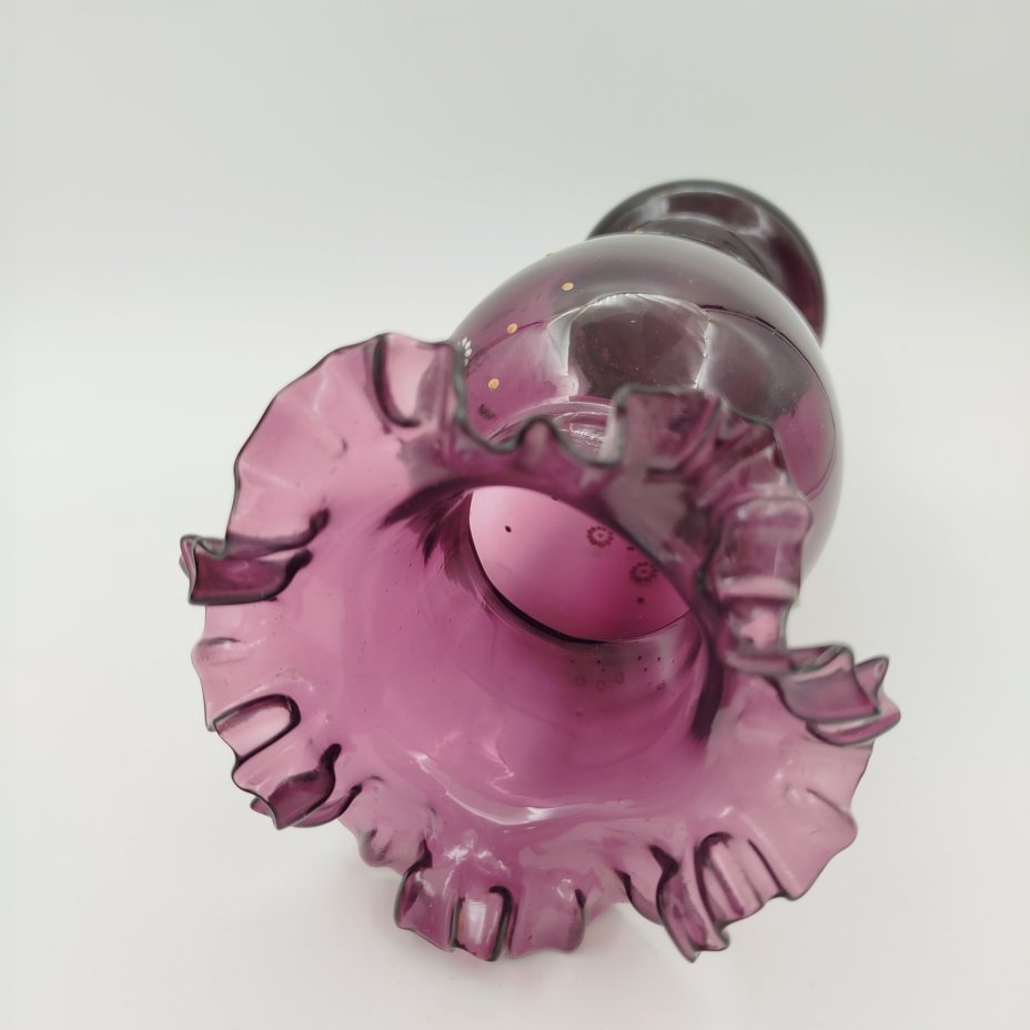 Ваза аметистового оттенка с фестончатым краем