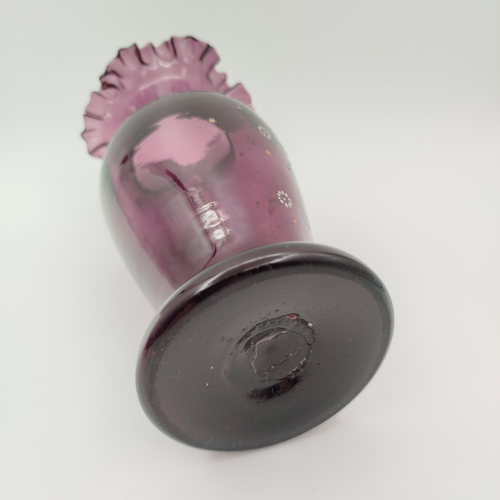 Ваза аметистового оттенка с фестончатым краем, стекло, роспись эмалями, Европа, 1900-1930 гг.