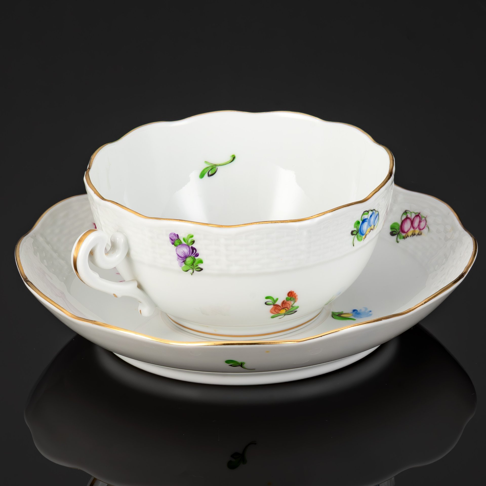 Чайная пара, выполненная  в дизайне Kitty (KY)  с изображением  тюльпана, фарфор, роспись, золочение, Herend (Херенд), Венгрия, 1970-1986 гг.