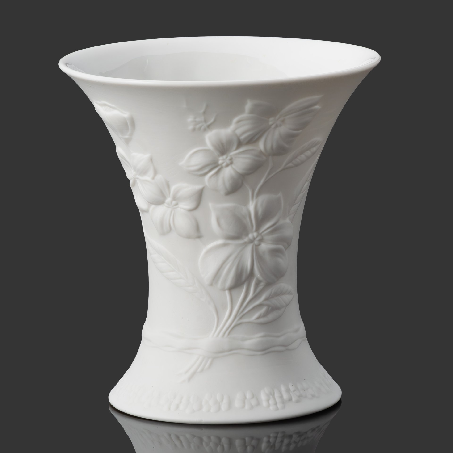 Ваза миниатюрная, украшенная рельефным цветочным декором, дизайнер Manfred Frey, фарфор, бисквит, Alka-Kunst Alboth & Kaiser Bavaria, Германия, 1990-2001 гг.
