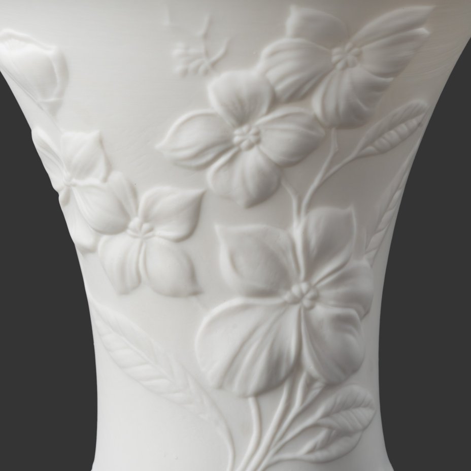 Ваза миниатюрная, украшенная рельефным цветочным декором, дизайнер Manfred Frey, фарфор, бисквит, Alka-Kunst Alboth & Kaiser Bavaria, Германия, 1990-2001 гг.