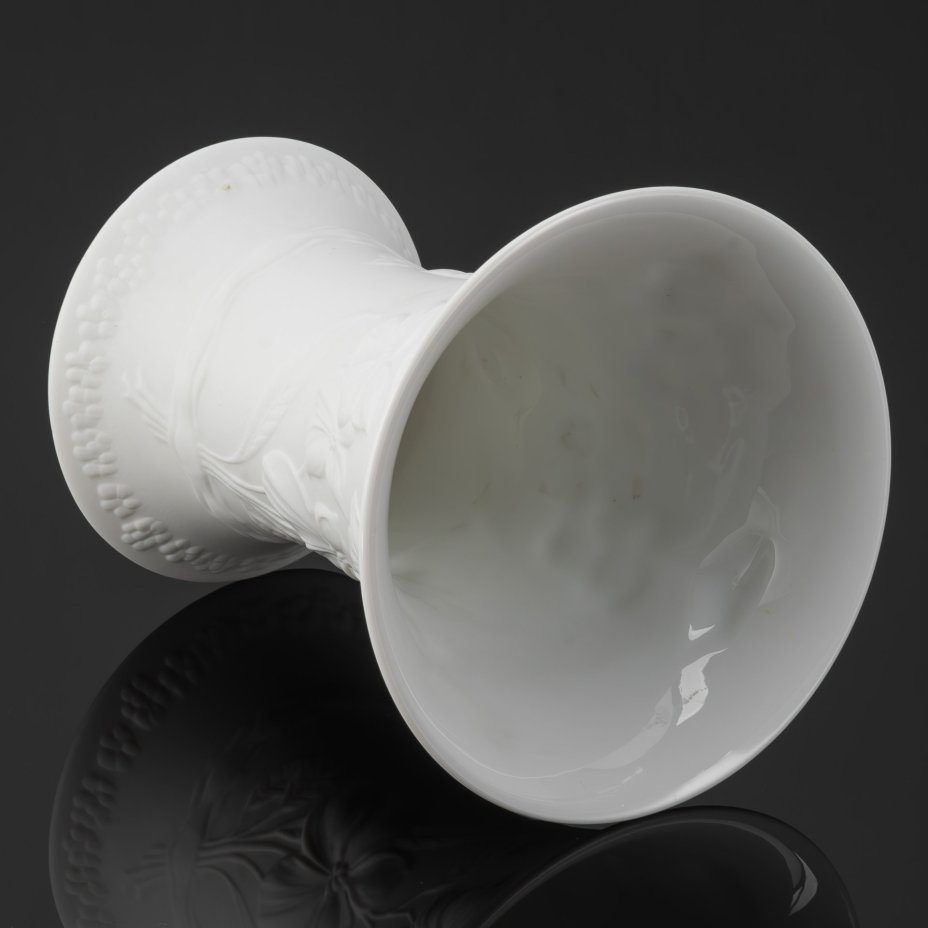 Ваза миниатюрная, украшенная рельефным цветочным декором, дизайнер Manfred Frey, фарфор, бисквит, Alka-Kunst Alboth & Kaiser Bavaria, Германия, 1990-2001 гг.