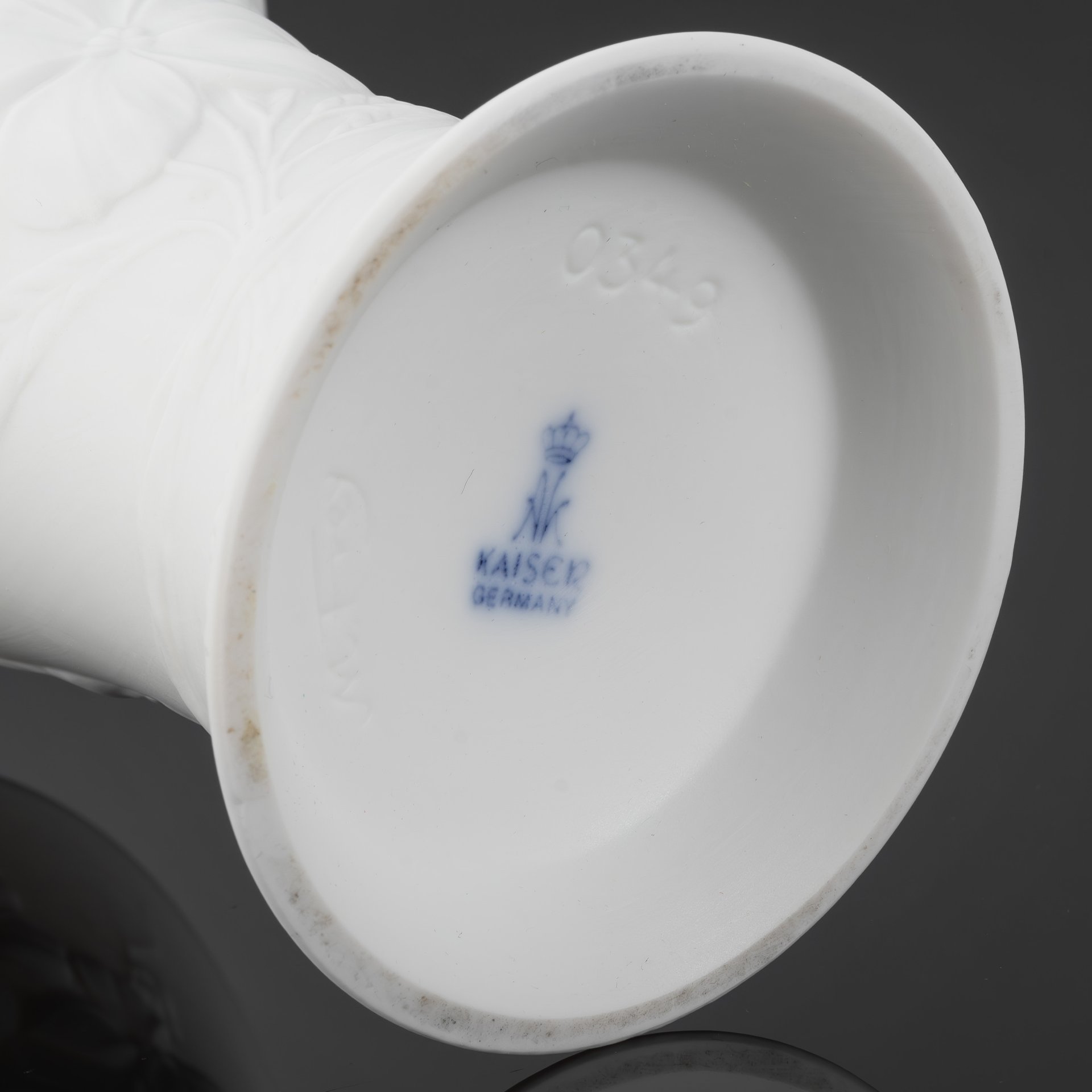 Ваза миниатюрная, украшенная рельефным цветочным декором, дизайнер Manfred Frey, фарфор, бисквит, Alka-Kunst Alboth & Kaiser Bavaria, Германия, 1990-2001 гг.