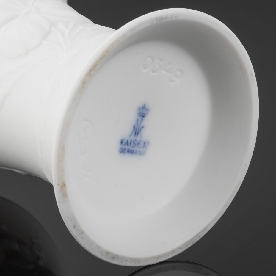 Ваза миниатюрная, украшенная рельефным цветочным декором, дизайнер Manfred Frey, фарфор, бисквит, Alka-Kunst Alboth & Kaiser Bavaria, Германия, 1990-2001 гг.