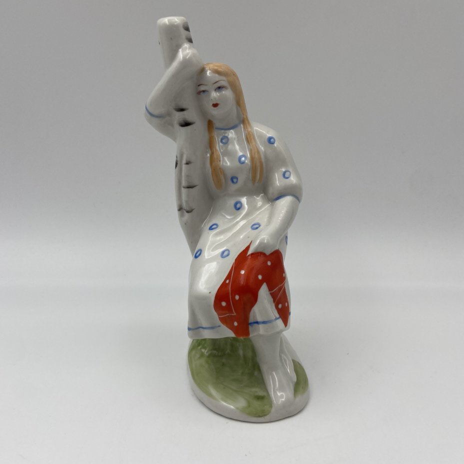 Статуэтка «Девушка у березы», фарфор, роспись, Бронницкий завод фарфоровых изделий «Возрождение», СССР, 1960-1980 гг.
