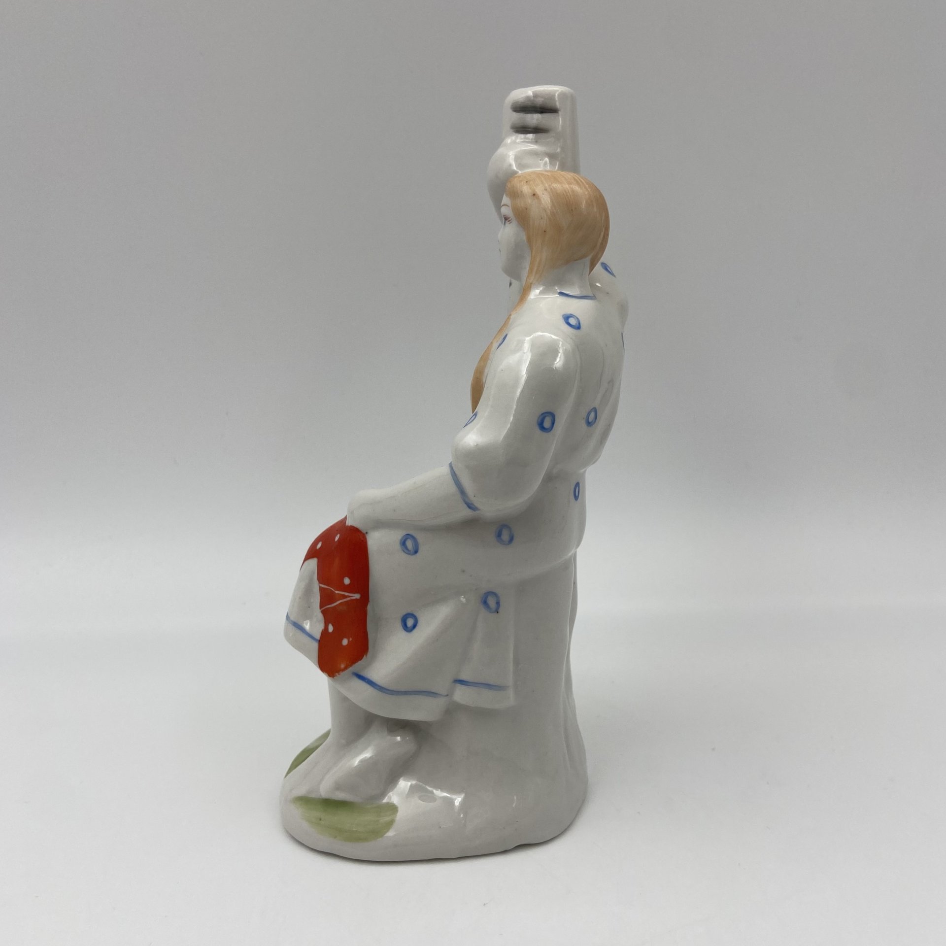 Статуэтка «Девушка у березы», фарфор, роспись, Бронницкий завод фарфоровых изделий «Возрождение», СССР, 1960-1980 гг.