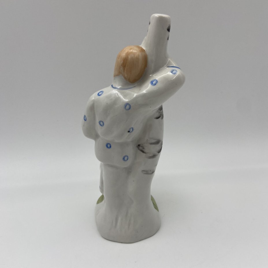 Статуэтка «Девушка у березы», фарфор, роспись, Бронницкий завод фарфоровых изделий «Возрождение», СССР, 1960-1980 гг.