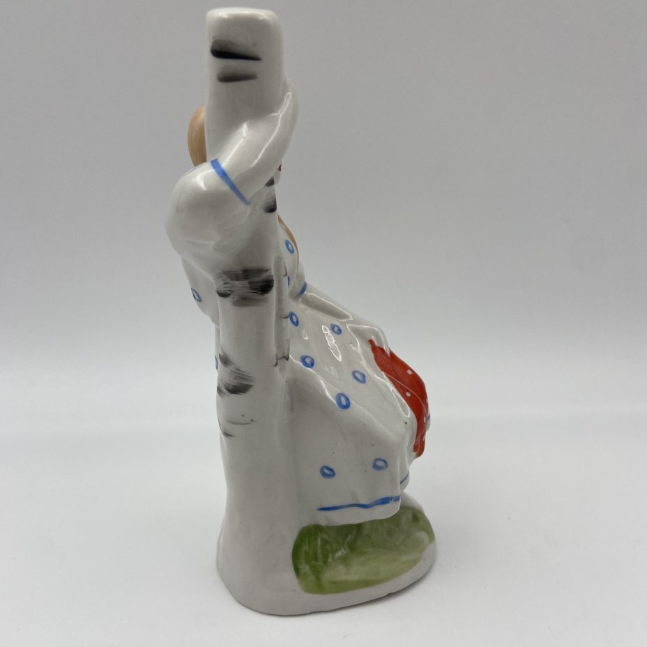 Статуэтка «Девушка у березы», фарфор, роспись, Бронницкий завод фарфоровых изделий «Возрождение», СССР, 1960-1980 гг.