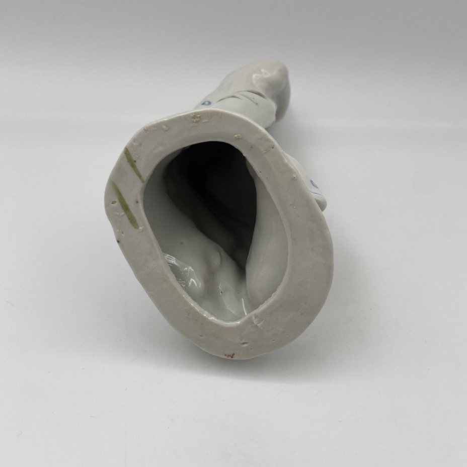 Статуэтка «Девушка у березы», фарфор, роспись, Бронницкий завод фарфоровых изделий «Возрождение», СССР, 1960-1980 гг.