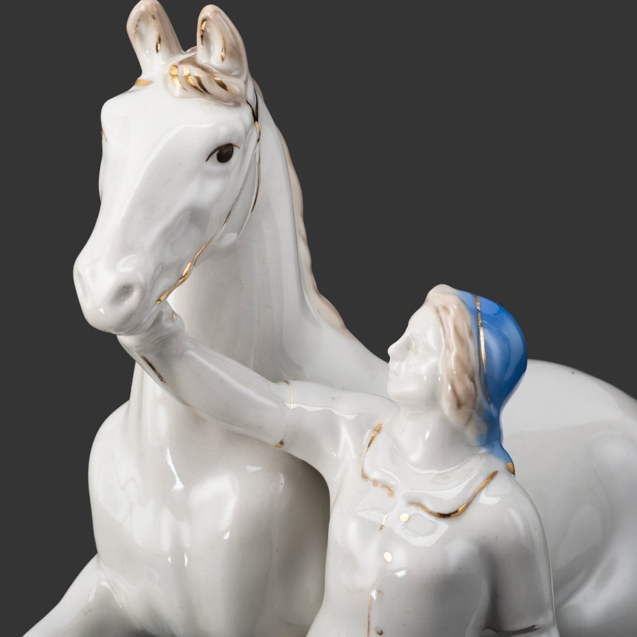 Статуэтка "Конезаводчица", скульптор Н. И. Бессарабова, фарфор, роспись, золочение, Турыгинский фарфоровый завод артели «Художественная керамика» (Гжель), СССР, 1950-1960 гг.