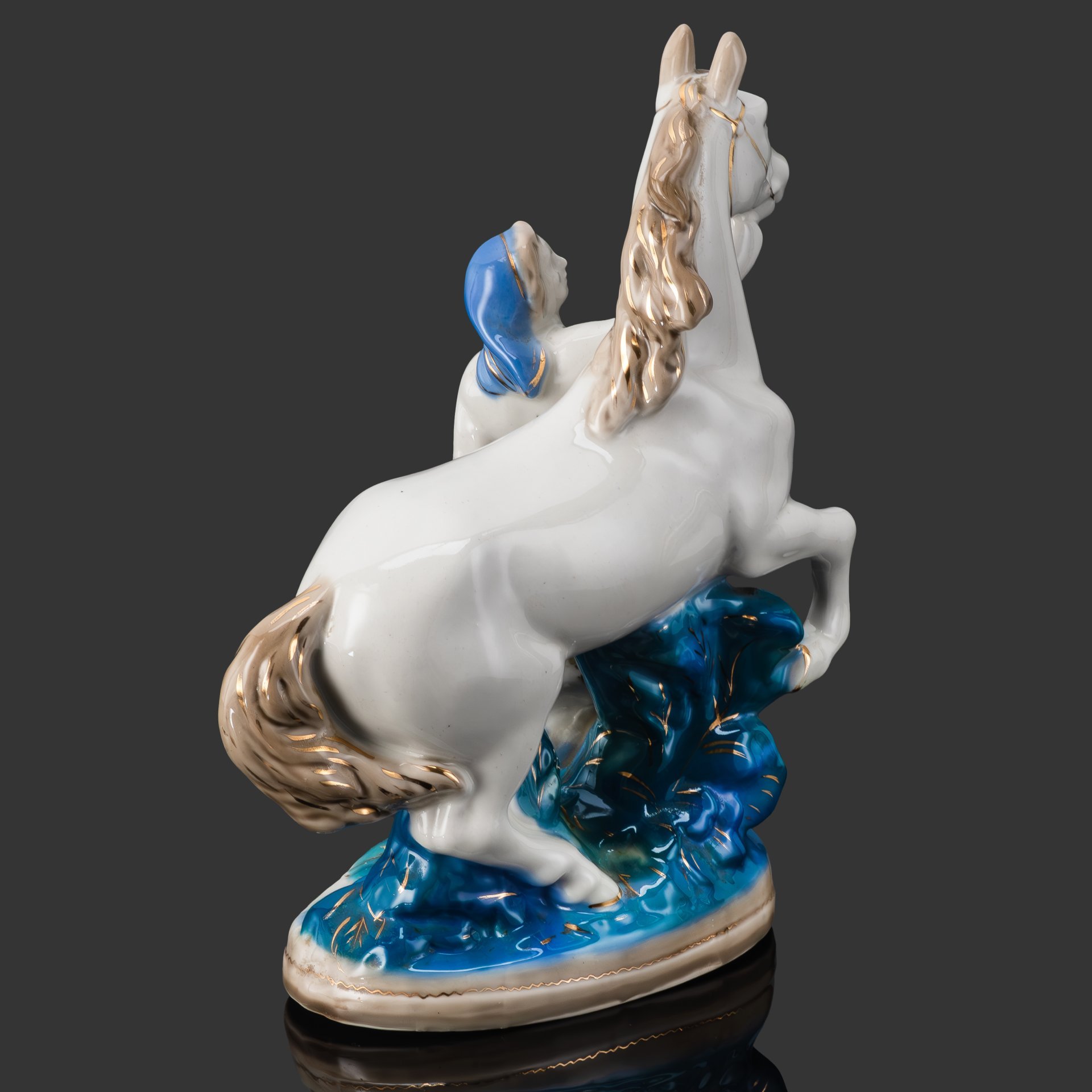 Статуэтка "Конезаводчица", скульптор Н. И. Бессарабова, фарфор, роспись, золочение, Турыгинский фарфоровый завод артели «Художественная керамика» (Гжель), СССР, 1950-1960 гг.