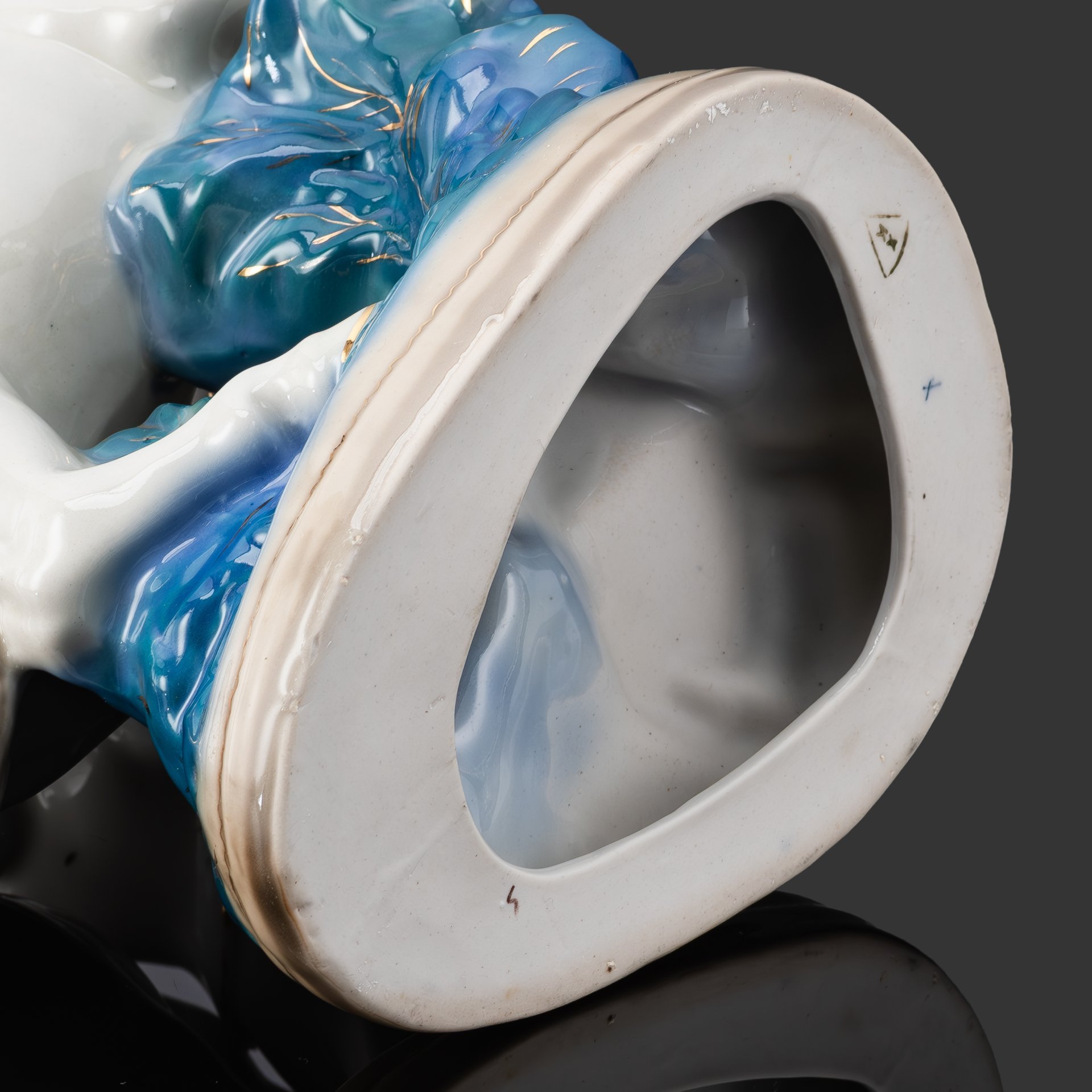 Статуэтка "Конезаводчица", скульптор Н. И. Бессарабова, фарфор, роспись, золочение, Турыгинский фарфоровый завод артели «Художественная керамика» (Гжель), СССР, 1950-1960 гг.