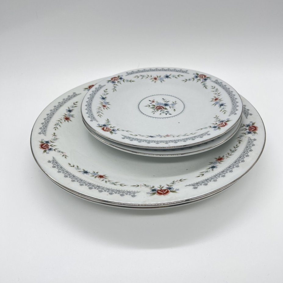 Набор из 2 обеденных тарелок и  2 блюд круглой формы с цветочным декором, Dynasty Fine China, фарфор, деколь, золочение, Китай, 1970-1990 гг.