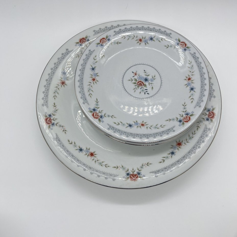 Набор из 2 обеденных тарелок и  2 блюд круглой формы с цветочным декором, Dynasty Fine China, фарфор, деколь, золочение, Китай, 1970-1990 гг.