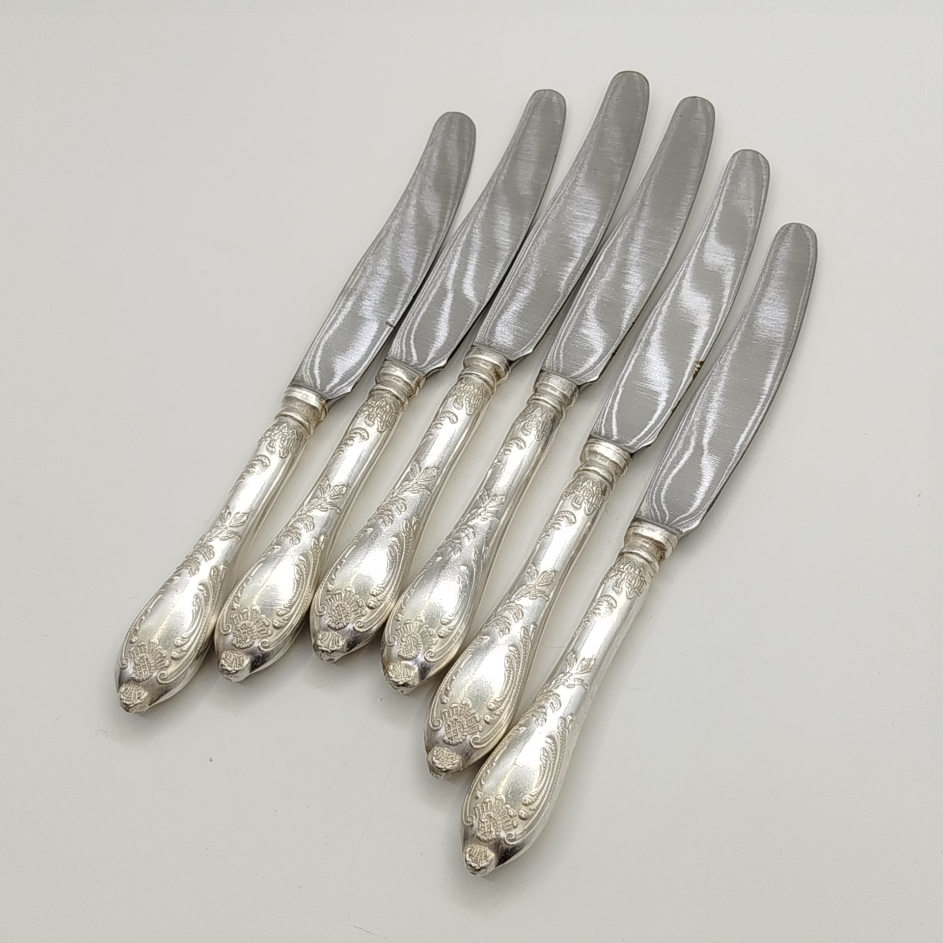 Набор из шести десертных ножей с растительным декором