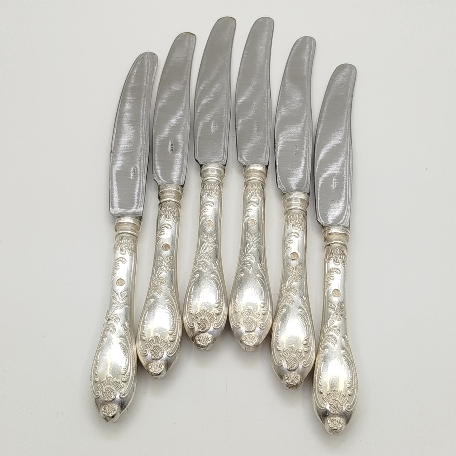 Набор из шести десертных ножей с растительным декором