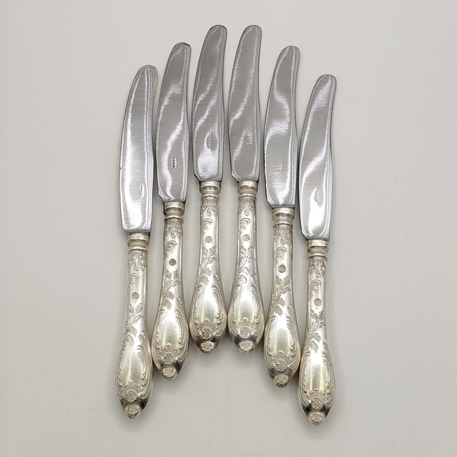 Набор из шести десертных ножей с растительным декором