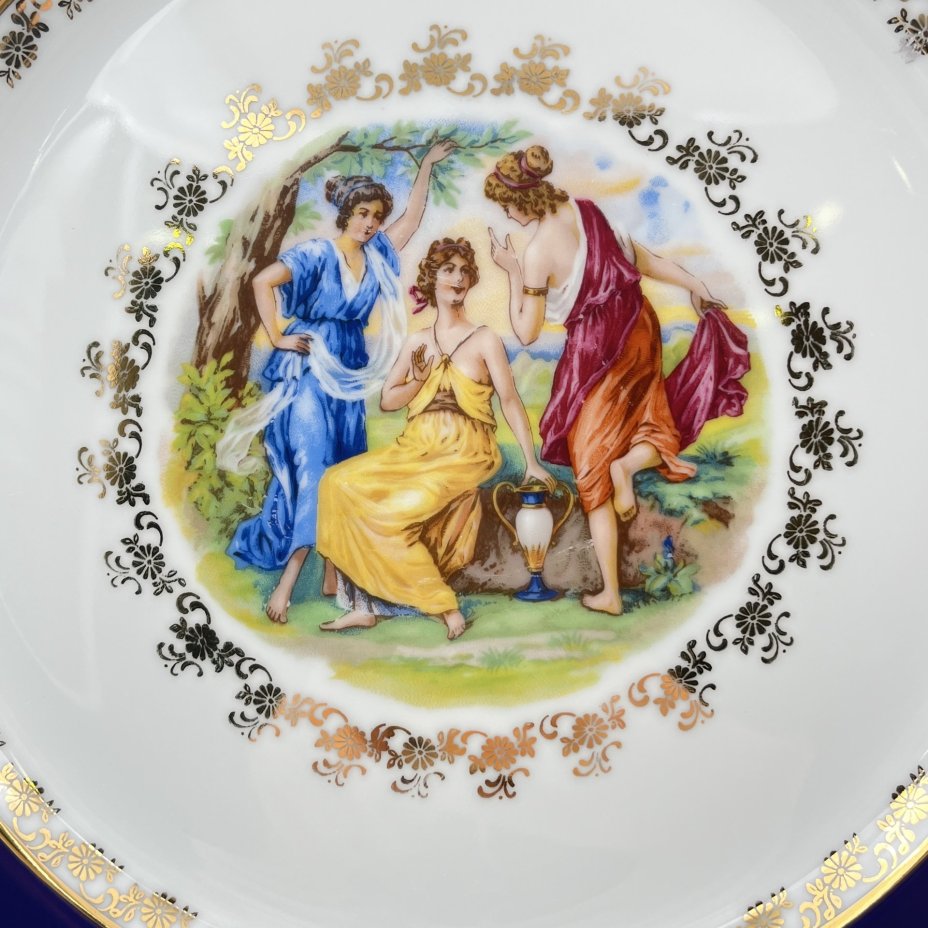 Блюдо круглой формы "Мадонна", украшенное цветочным декором, фарфор, деколь, крытье, золочение, Thun (Тун), Чехия, 2000-2020 гг.