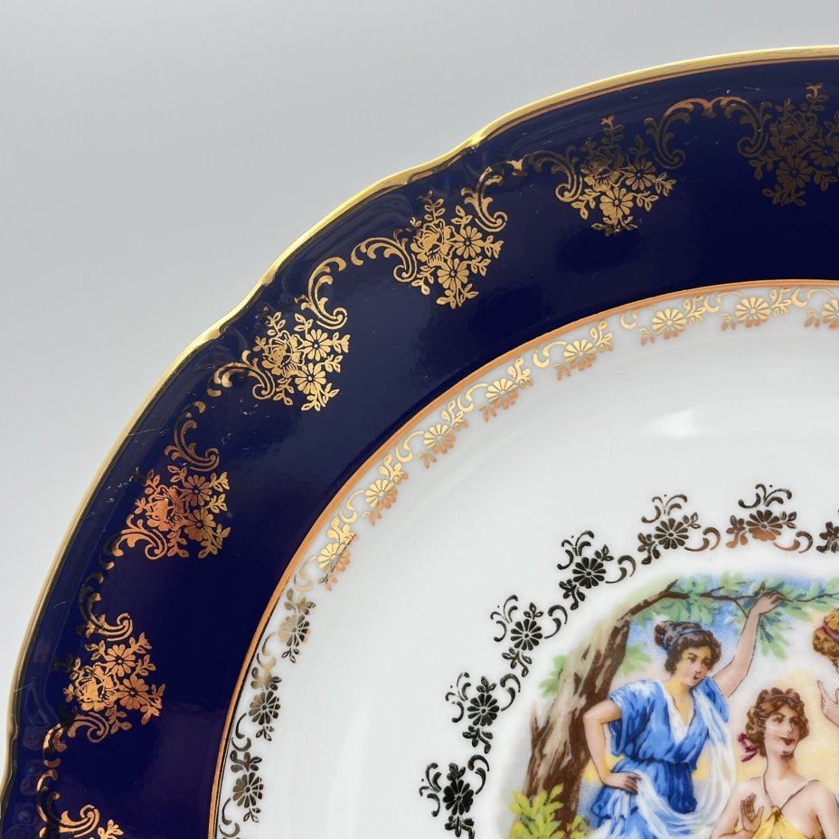 Блюдо круглой формы "Мадонна", украшенное цветочным декором, фарфор, деколь, крытье, золочение, Thun (Тун), Чехия, 2000-2020 гг.