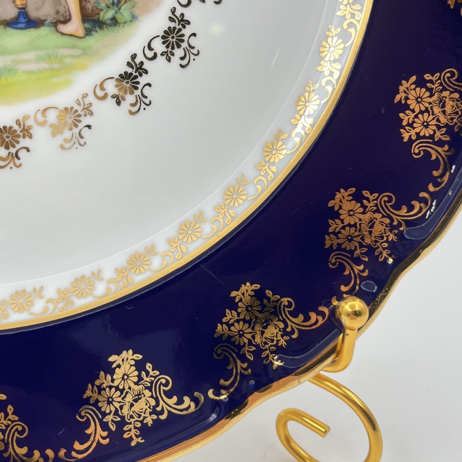 Блюдо круглой формы "Мадонна", украшенное цветочным декором, фарфор, деколь, крытье, золочение, Thun (Тун), Чехия, 2000-2020 гг.