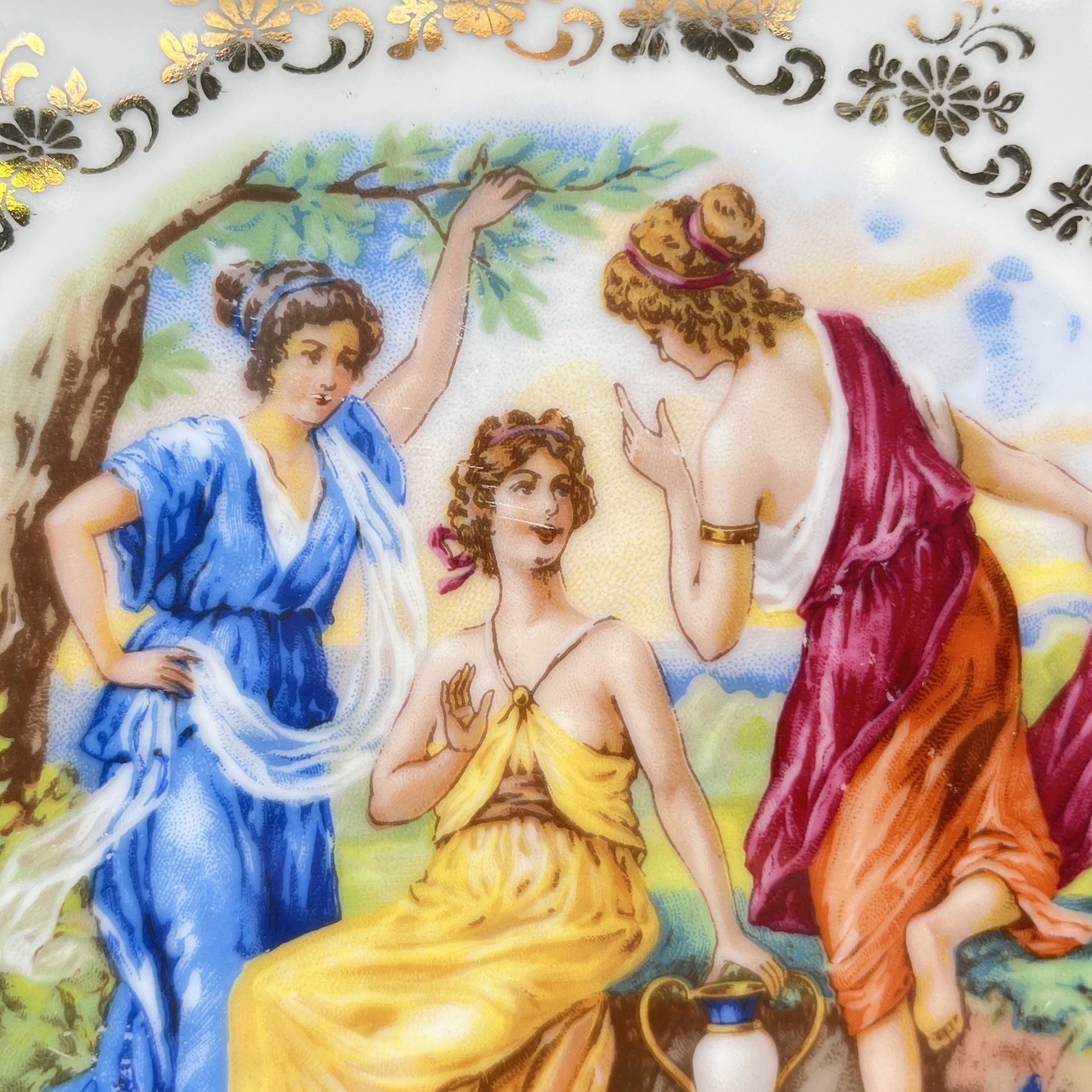 Блюдо круглой формы "Мадонна", украшенное цветочным декором, фарфор, деколь, крытье, золочение, Thun (Тун), Чехия, 2000-2020 гг.