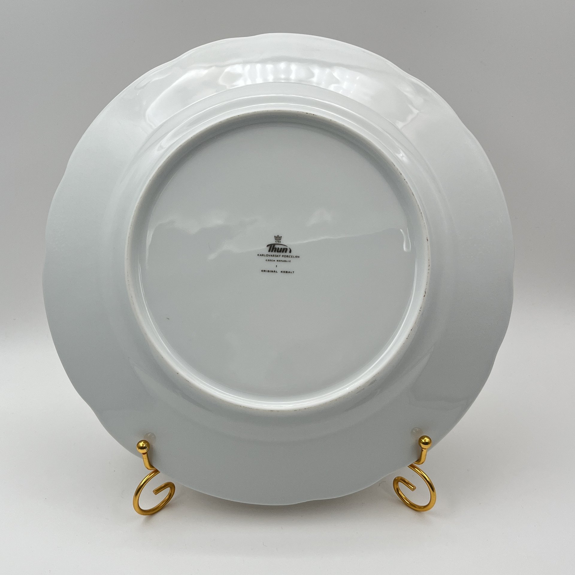 Блюдо круглой формы "Мадонна", украшенное цветочным декором, фарфор, деколь, крытье, золочение, Thun (Тун), Чехия, 2000-2020 гг.