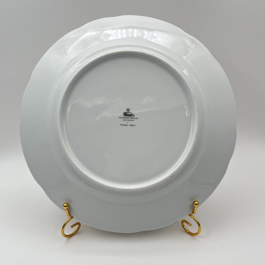 Блюдо круглой формы "Мадонна", украшенное цветочным декором, фарфор, деколь, крытье, золочение, Thun (Тун), Чехия, 2000-2020 гг.