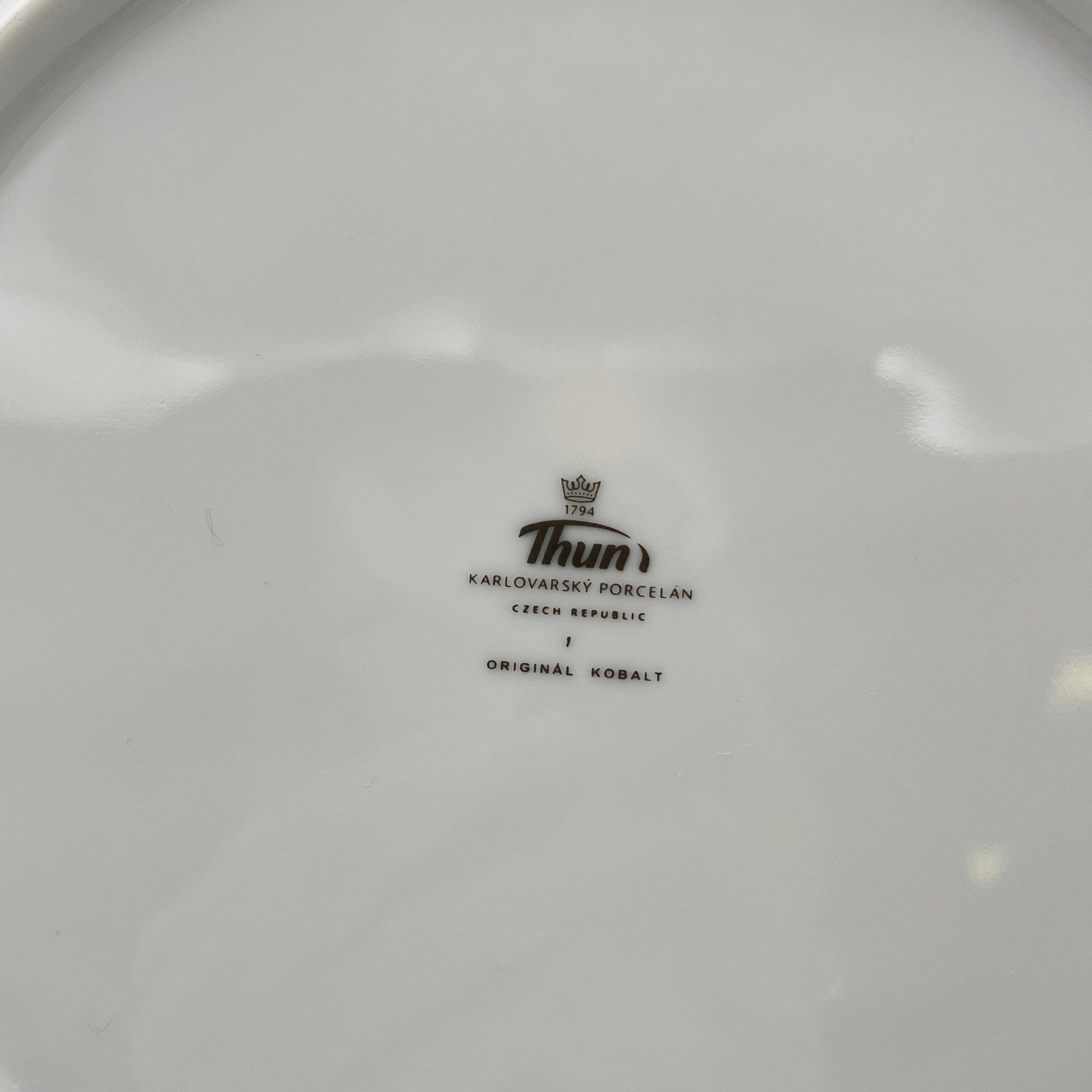 Блюдо круглой формы "Мадонна", украшенное цветочным декором, фарфор, деколь, крытье, золочение, Thun (Тун), Чехия, 2000-2020 гг.