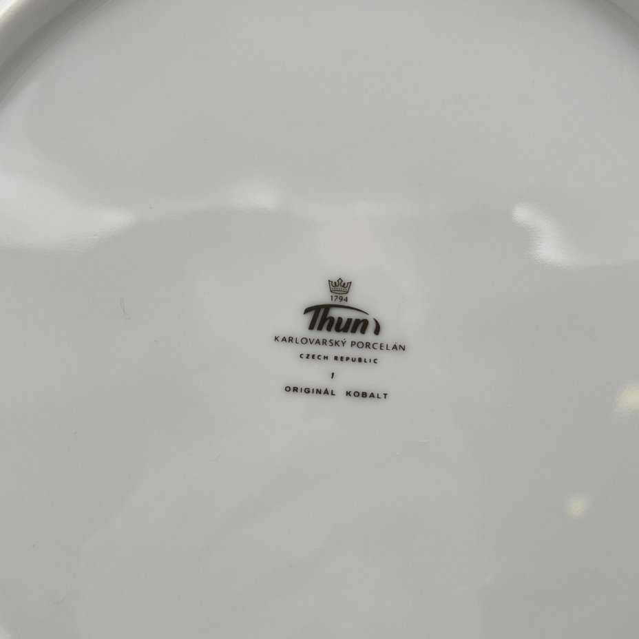 Блюдо круглой формы "Мадонна", украшенное цветочным декором, фарфор, деколь, крытье, золочение, Thun (Тун), Чехия, 2000-2020 гг.