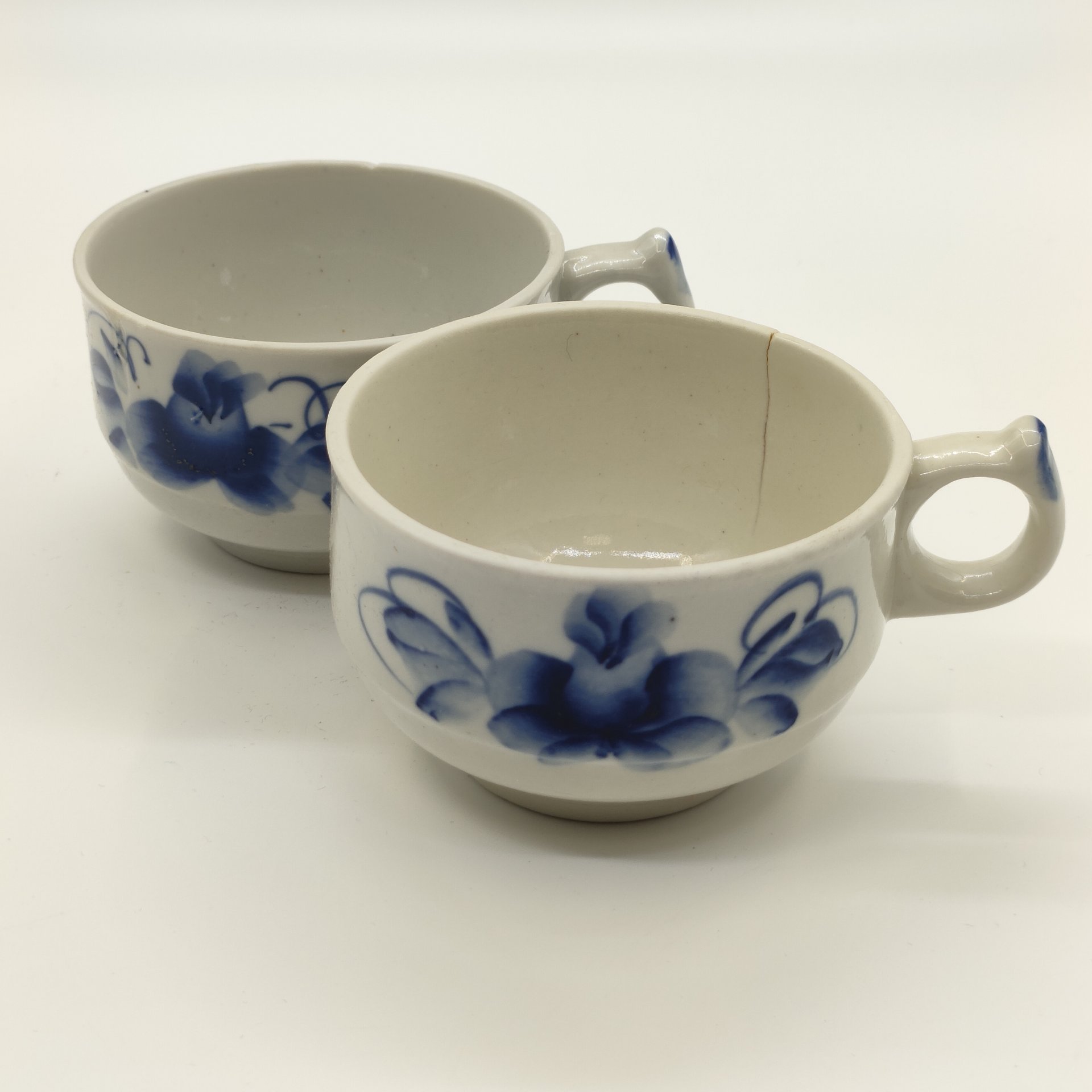 Пара чашек с цветочным декором (в подборе), фарфор, роспись, Речицкий фарфоровый завод (Гжель), СССР, 1970-2011 гг.