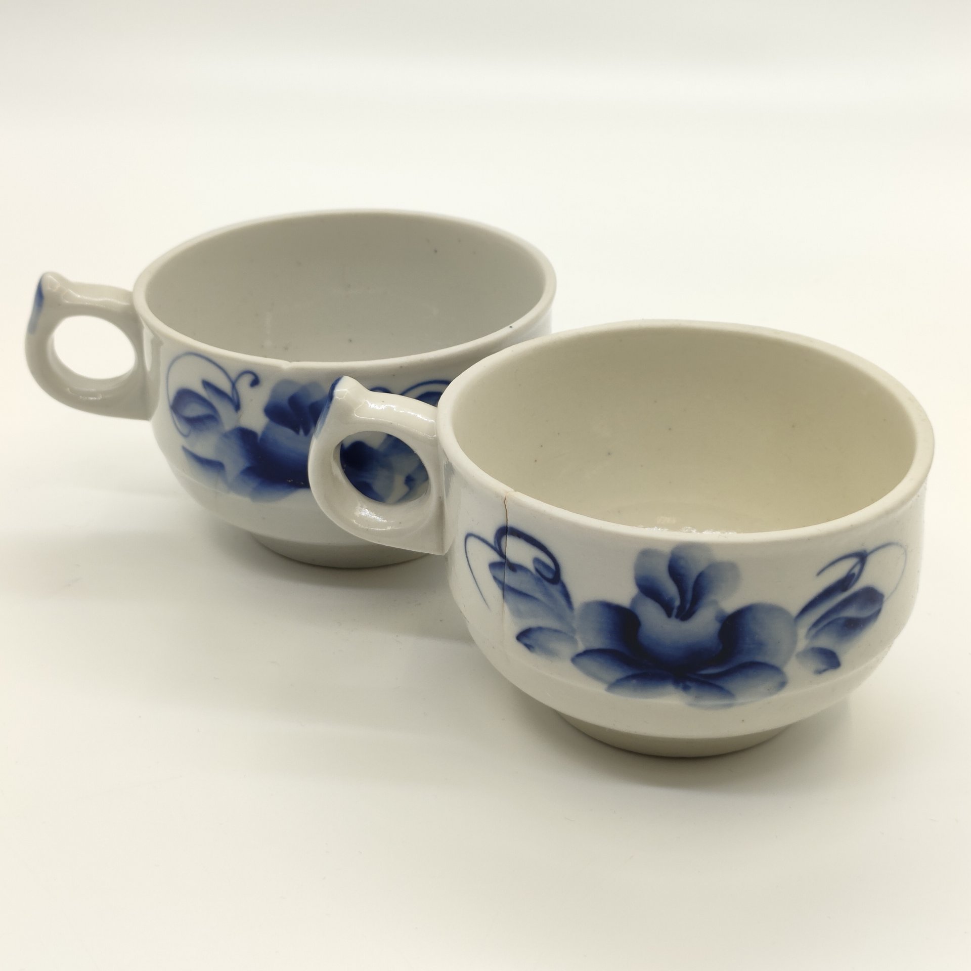 Пара чашек с цветочным декором (в подборе), фарфор, роспись, Речицкий фарфоровый завод (Гжель), СССР, 1970-2011 гг.