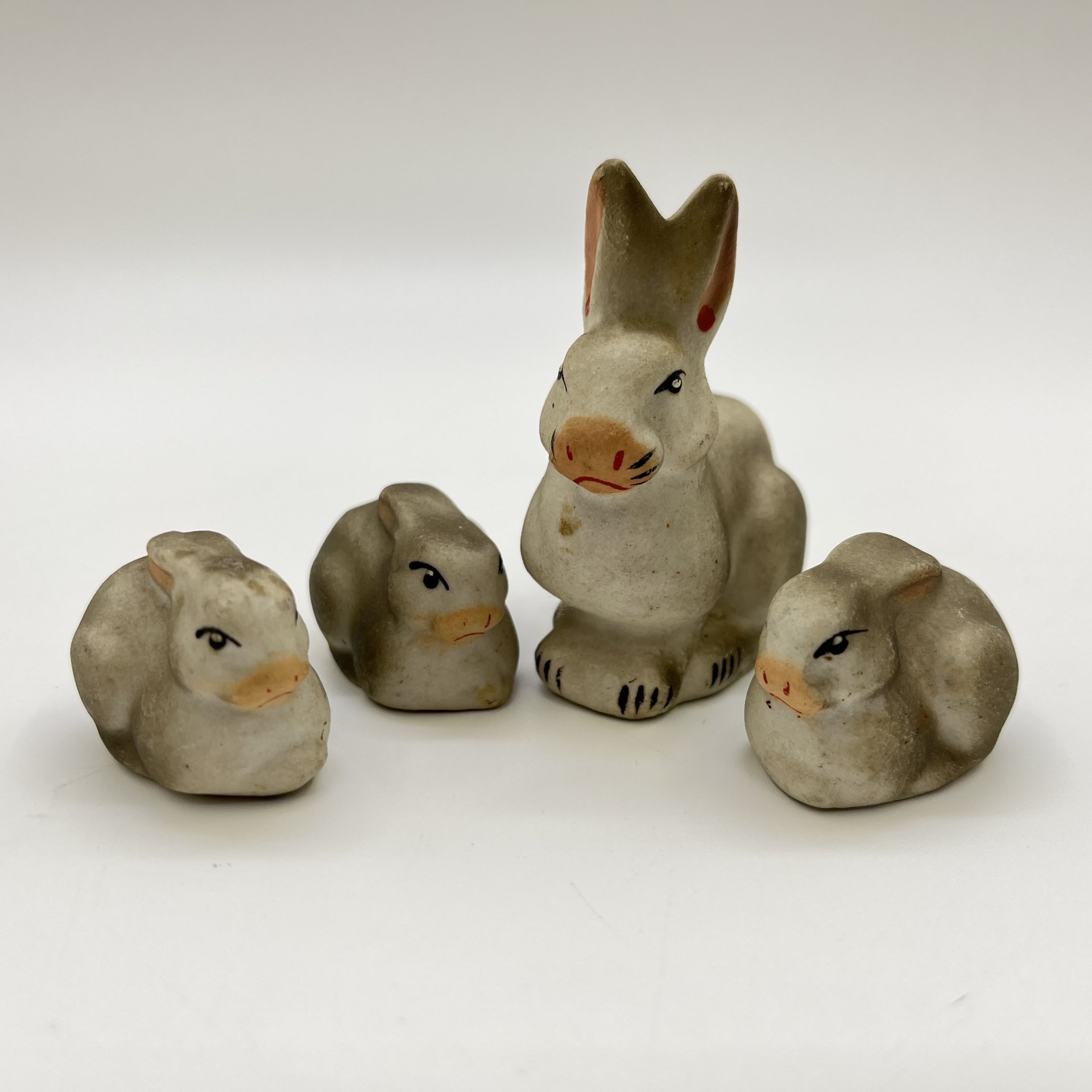 Набор статуэток "Зайчиха с зайчатами" из серии "Звери наших лесов" (4 шт.), бисквит, роспись, Турыгинский фарфоровый завод артели «Художественная керамика» (Гжель), СССР, 1950-1960 гг.