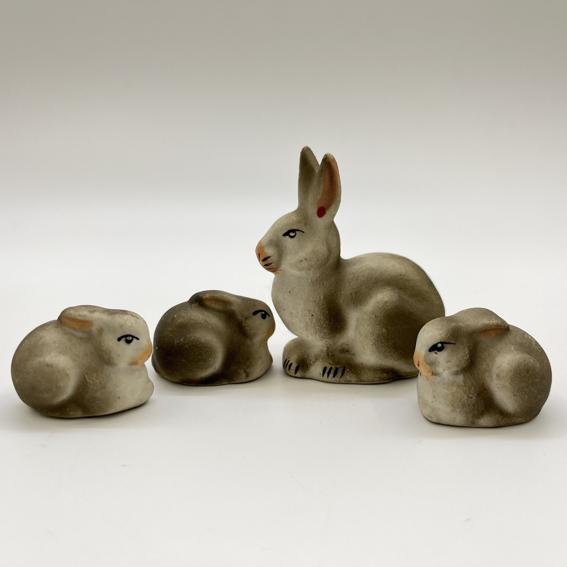 Набор статуэток "Зайчиха с зайчатами" из серии "Звери наших лесов" (4 шт.), бисквит, роспись, Турыгинский фарфоровый завод артели «Художественная керамика» (Гжель), СССР, 1950-1960 гг.