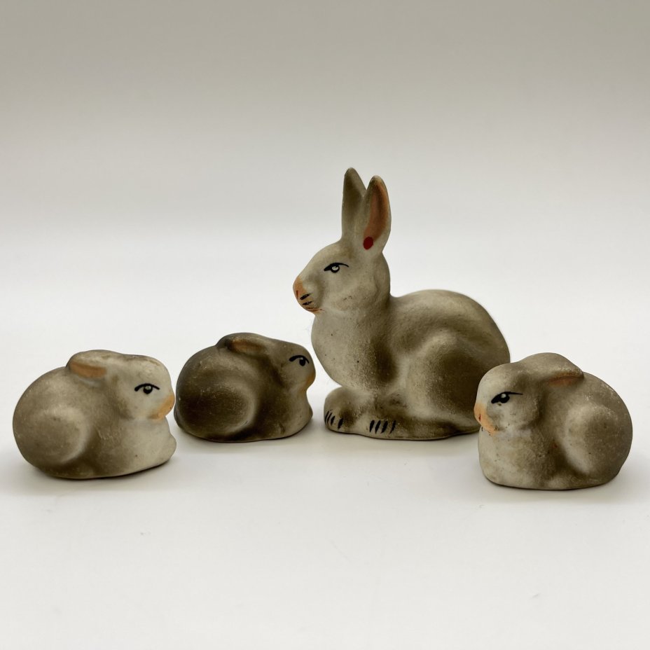 Набор статуэток "Зайчиха с зайчатами" из серии "Звери наших лесов" (4 шт.), бисквит, роспись, Турыгинский фарфоровый завод артели «Художественная керамика» (Гжель), СССР, 1950-1960 гг.